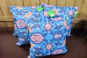 lot 16 image: True living outdoor toss pillow- Floral- Size 15in.x 15in.- Pack of four