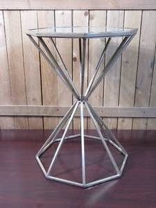 lot 28 image: Lea End Table - Gold