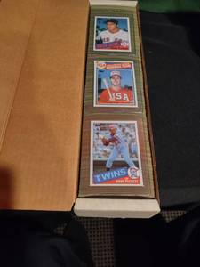lot 219 image: 1985 Topps Baseball Complete Set (Puckett RC, McGwire USA Card, Clemens RC)