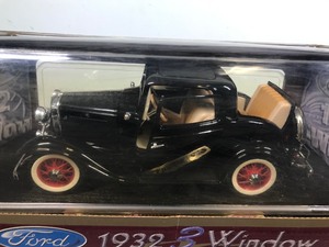 lot 39 image: Road Lengends 1932 Ford 3 Window Car 118 scale die cast