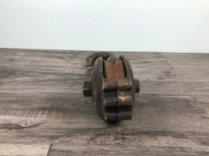 lot 128 image: Vintage cast iron barn pulley
