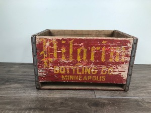lot 137 image: Vintage Pilgrim Bottling Co. Minneapolis Wooden Crate