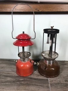 lot 180 image: 2 - Vintage Coleman Lanterns