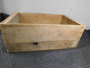 lot 217 image: Heavy duty wood box