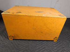 lot 263 image: wood chest