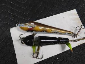 lot 293 image: 2 vintage muskie lures