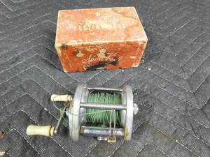 lot 301 image: Vintage Wards sport King reel