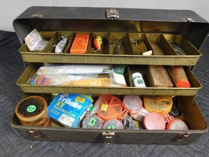 lot 538 image: Metal tackle box of tackle