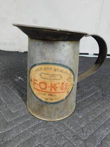 lot 326 image: Vintage 2qt oil can