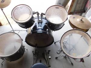 lot 7 image: Drum set
