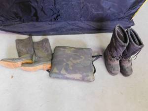 lot 378 image: Sorel winter boots, rubber boots and seat