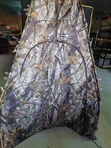 lot 379 image: Pop-up duck blind w bag