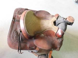 lot 380 image: Horse saddle