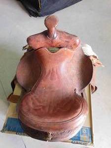 lot 381 image: Saddle w belly strap
