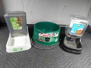 lot 385 image: Heated pet dish and 2 pet feeders