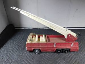 lot 392 image: Tonka fire truck