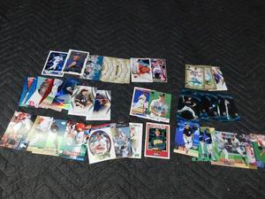 lot 417 image: Lot of baseball cards w 3 rookie cards