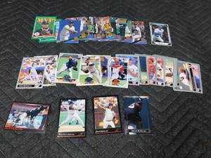 lot 424 image: Leaf baseball cards