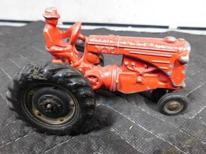 lot 429 image: Vintage metal tractor w rubber tires