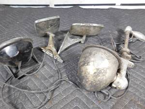 lot 523 image: Vintage auto spotlights and 2 auto mirrors