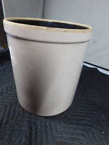 lot 534 image: Blue Crown crock