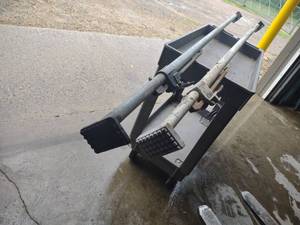 lot 15 image: (2) Cargo Load Bars...