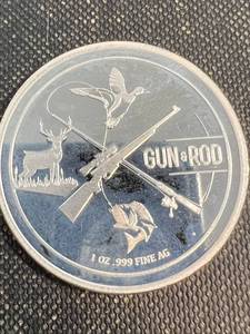 lot 51 image: 1 TROY OZ .999 FINE SILVER GUN & ROD ROUND