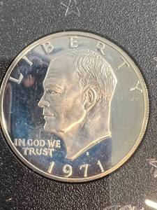 lot 66 image: 1971 US PROOF EISENHOWER 40% SILVER DOLLAR BROWN BOX