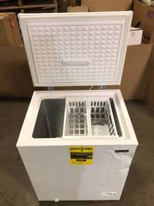 Magic Chef 5.0 cu. ft. Chest Freezer in White Damaged   Customer Returns See Pictures