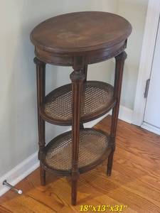 lot 25 image: French Louis XVI Parlor Table