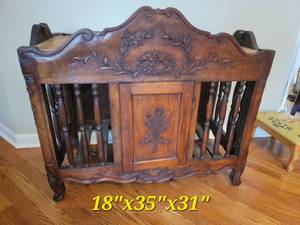 lot 7 image: Antique French Country Panetiere Bread Safe