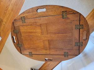 lot 40 image: Vintage Bulter Style Cocktail Table