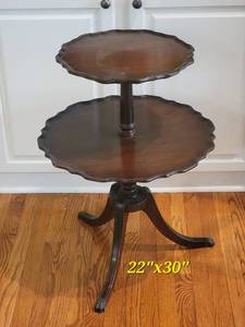 lot 46 image: Vintage George III Tiered Dumbwaiter Table