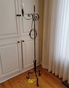 lot 75 image: Vintage Maple Wall Hanging Display Shelf