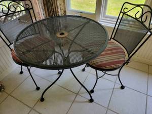 lot 54 image: Plantation Patterns Black Iron Caf Table and Chairs