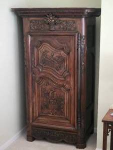 lot 15 image: Exquisitely Carved Antique Cabinet Dresser