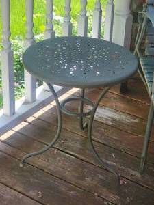 lot 107 image: Patio Lounger Set