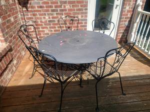 lot 18 image: Elegant Black Metal Caf Patio Dining Set