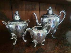 lot 149 image: Brilliant Versailles Silver Plate Tea Set