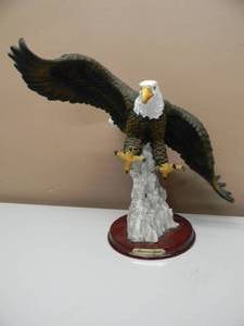 lot 14 image: RARE VINTAGE AMERICAN SPIRIT EAGLE STATUE HEAVY RESIN - FANTASTIC PIECE - APPROX 16 By 16 - SEE PICTURES