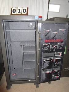 lot 10 image: Sports Afield 366 Gun Safe