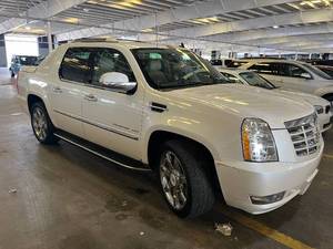 lot 14 image: 2013 Cadillac Escalade EXT AWD