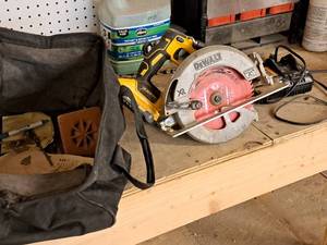 lot 127 image: DeWalt 7-14 20V Circular Saw DCS570 with Battery, Charger, Case
