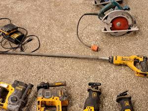 lot 134 image: DeWalt 4 20V Pencil Vibrator DCE531