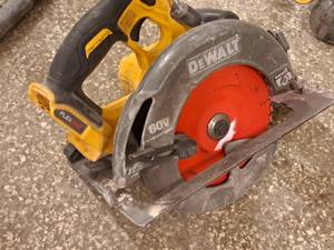 lot 139 image: DeWalt 7-14 60V Circular Saw DCS575