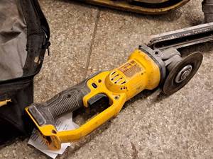 lot 143 image: DeWalt 4-125 20V Grinder DCG412