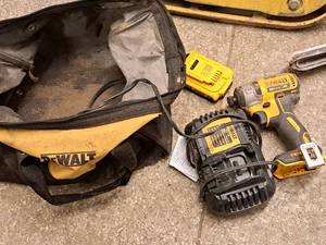 lot 142 image: DeWalt 14 20V Impact Driver DCF887 with Battery, Charger, Tool Bag