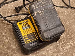 lot 149 image: DeWalt 20V 3Ah Lithum Ion Cordless Tool Battery with Charger DCB115