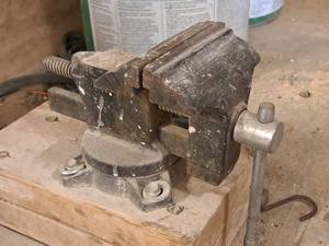 lot 175 image: 4-12-grip Bench Vise