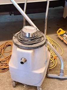 lot 42 image: Crusader Shop Vacuum M1050-15-CC with Hose